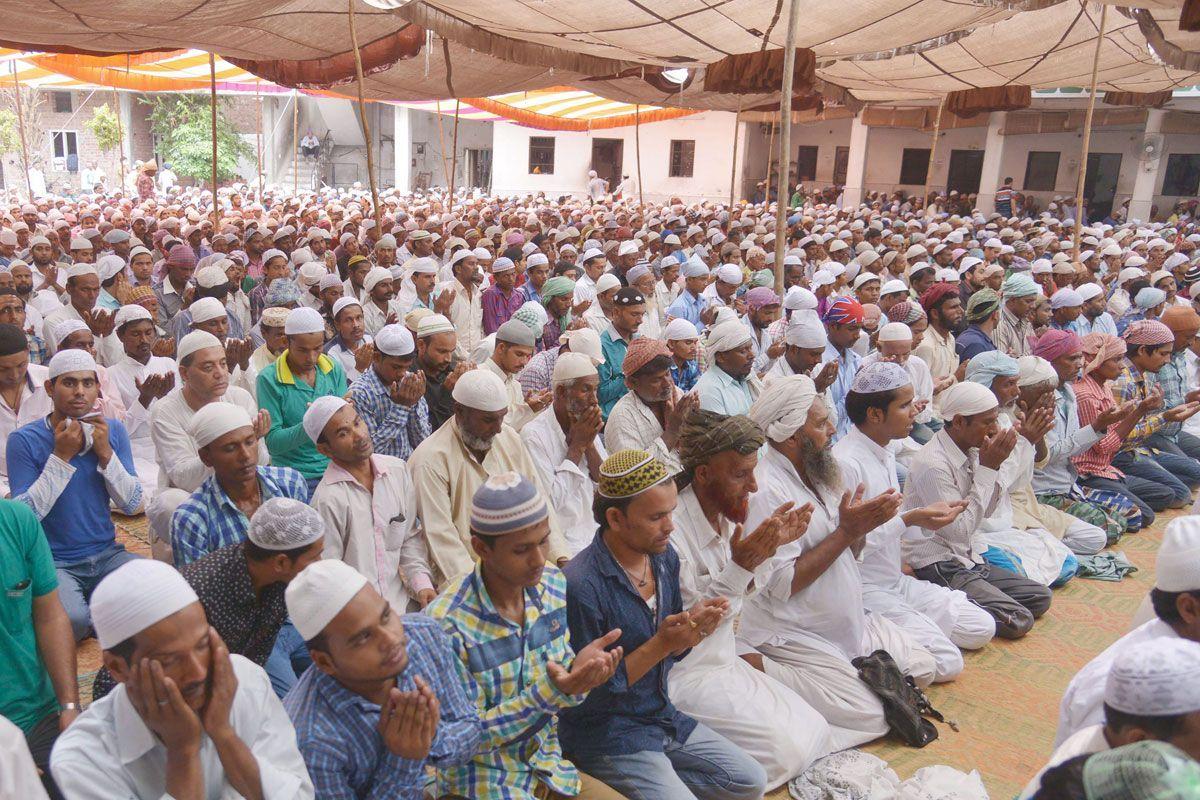 In pictures: Indian Muslims offer final Friday prayer of Ramadan ...