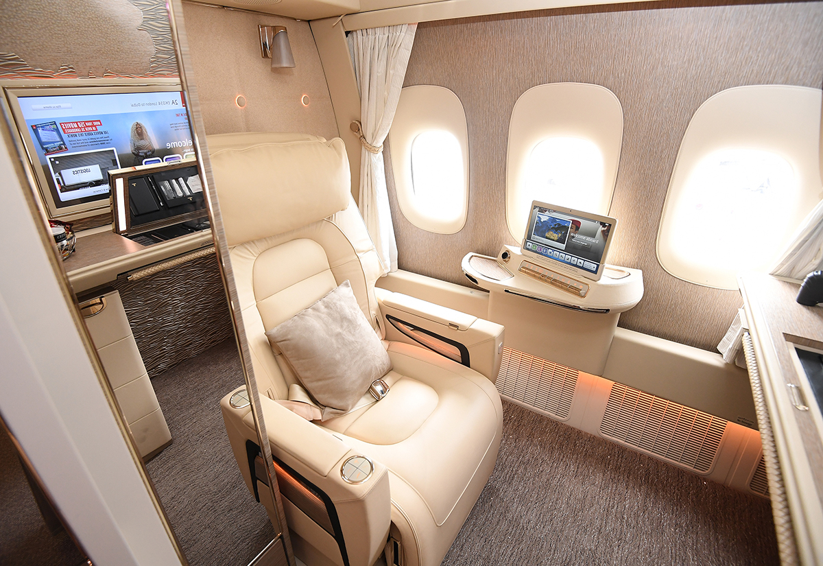 First class купить. Emirates 777-300er first class. Первый класс Боинг 777 Эмирейтс. Boeing 777 Emirates первый класс. Emirates 777-300er кабина.