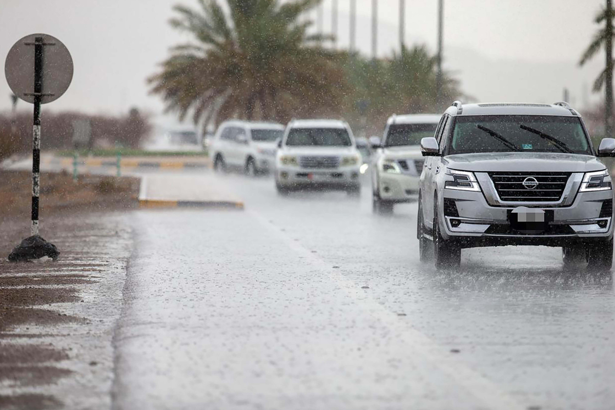 Дубай дождь сегодня. Штормовое предупреждение. Дождь в Дубае. Ливень в ОАЭ. Ливень в Дубае.