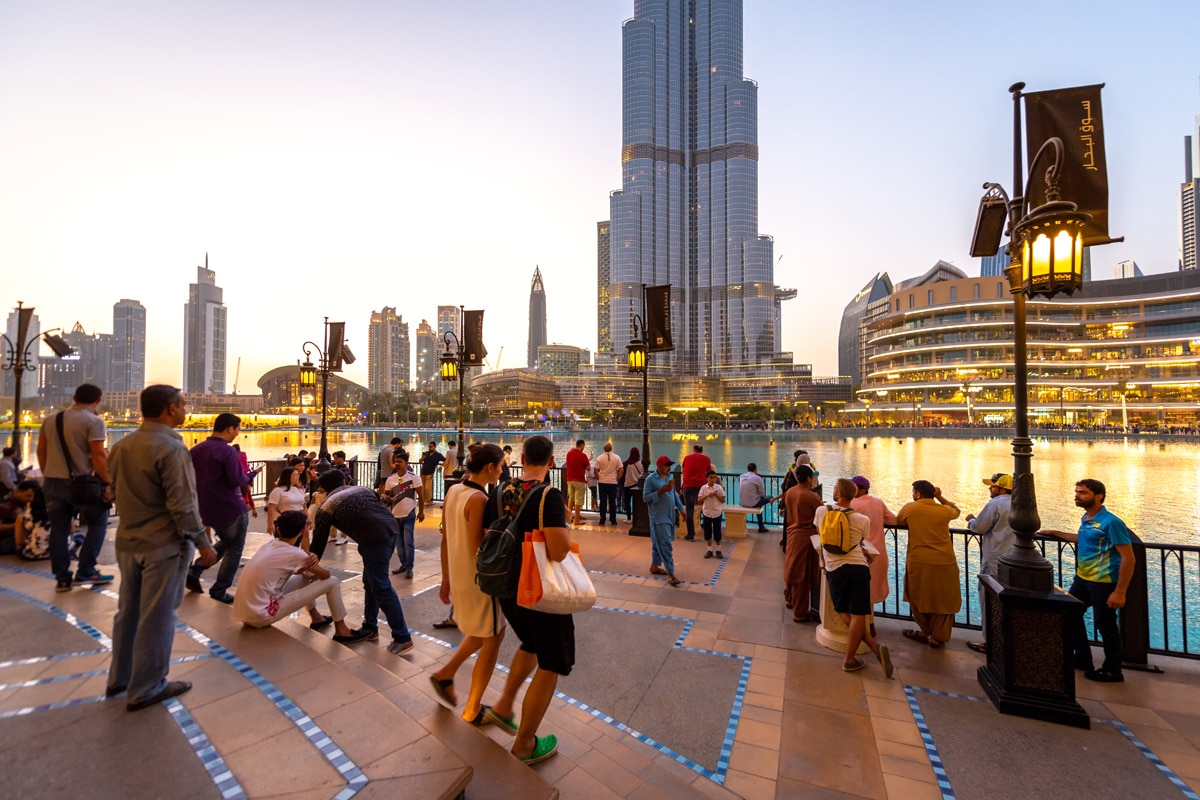 Дубай сейчас открыт. Туристы в Дубае. Дубай Молл много народу. Дубай фото туристов. Дубай новости.