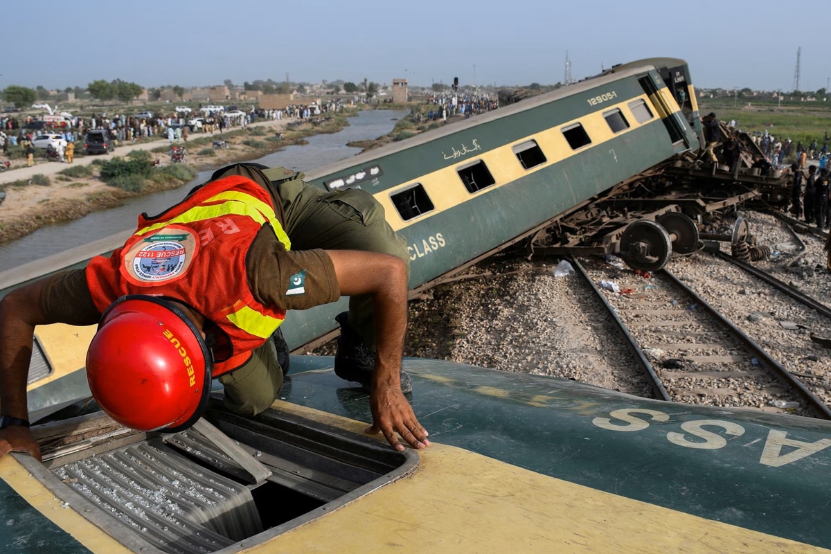 Massive train derailment in Pakistan claims at least 30 lives - Arabian ...