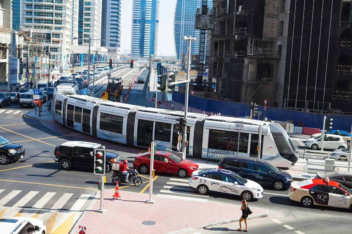 Транспорт саудовской аравии. Трамвай в Дубае. Дубай ЛРТ. Трамвайные пути в Дубае. ОАЭ Дубай трамваи.