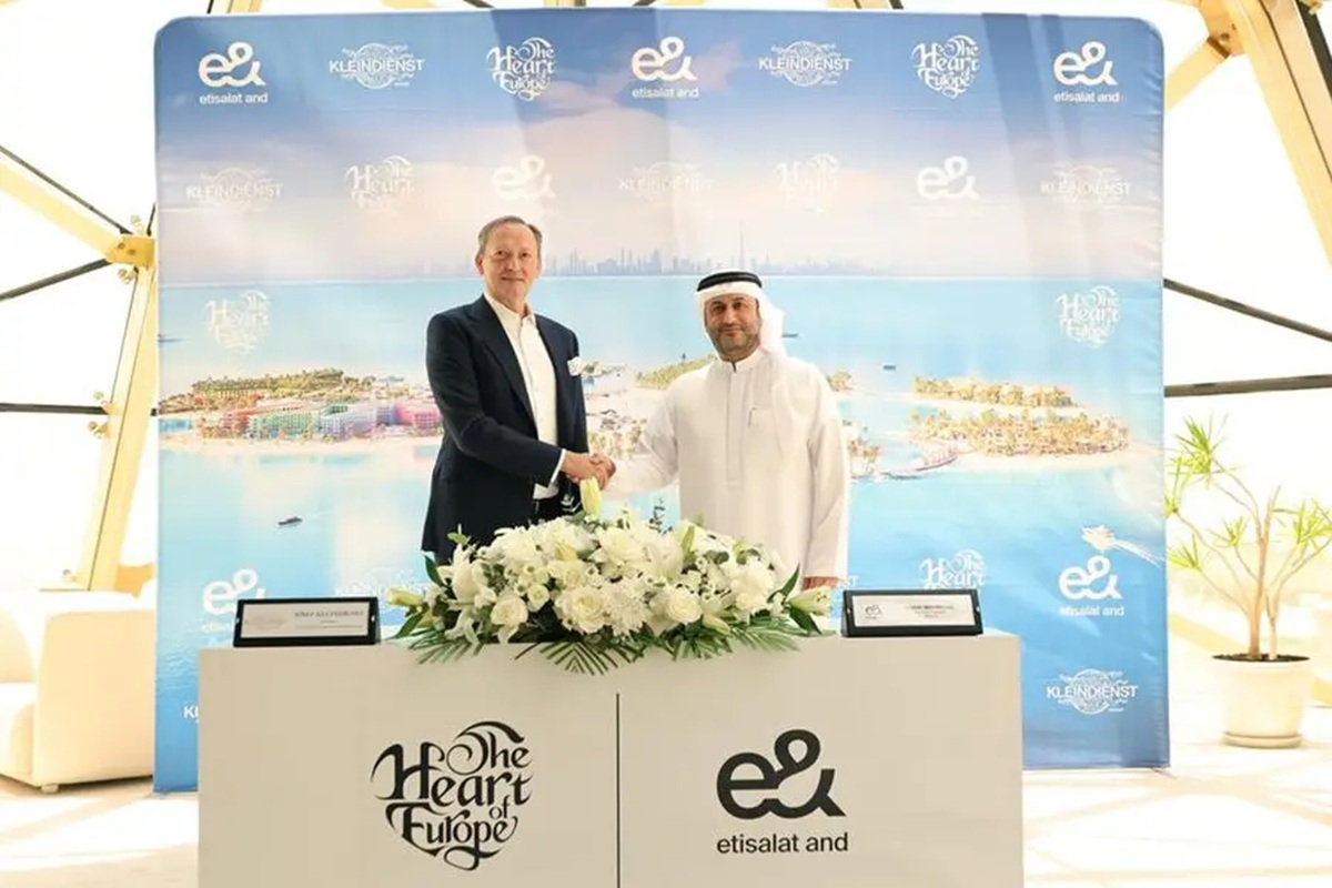 Dubai world island e& heart of europe Kleindienst
