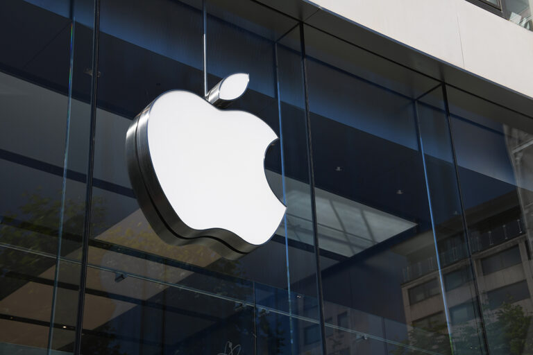 Apple Closes First China Store