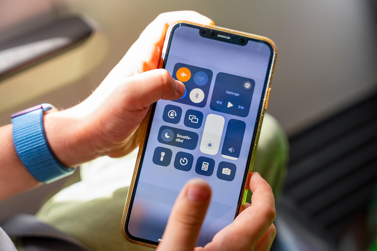 Flight mode: Do we really need it in 2025? Experts Stray in